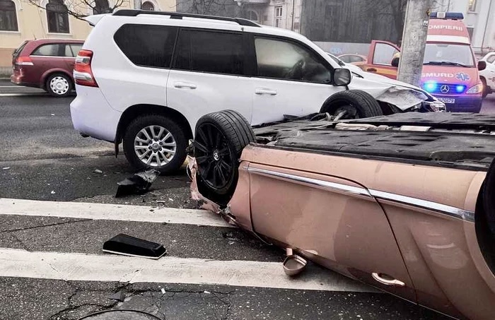 Arge&#537;. T&acirc;n&#259;r de 22 ani, beat la volan! A pierdut controlul ma&#537;inii &#537;i a lovit un autoturism parcat