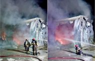 Incendiu puternic la Albota! O hală cu unelte și vehicule a fost mistuită de flăcări