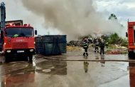 Incendiu la Micești. Pompierii intervin după ce au luat foc deșeuri și cauciucuri