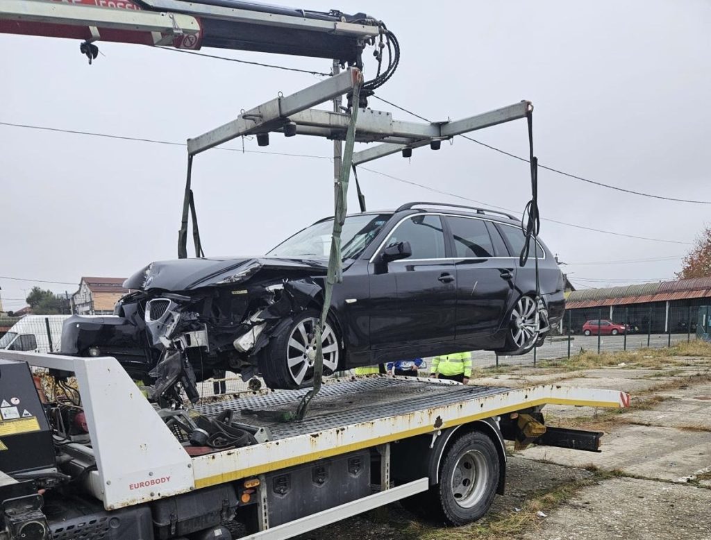 Mașinile abandonate, ridicate din Pitești. Șase autovehicule duse la centrul de colectare