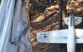 Descoperire alarmantă în Argeș! Dronă cu parașută, găsită în pădure