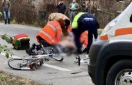 Biciclist spulberat de un șofer beat! A fugit și a încercat să-și „îngroape” mașina