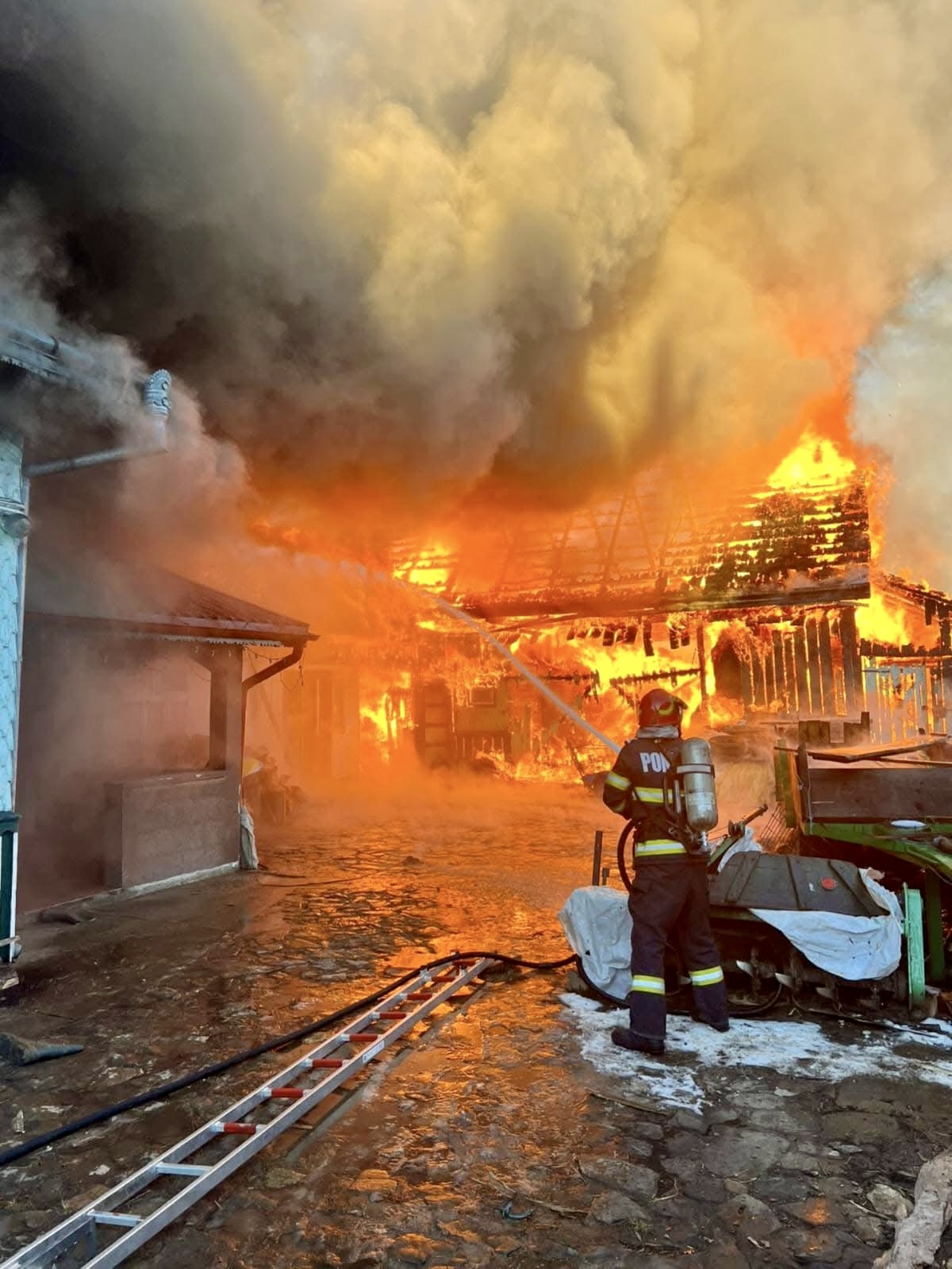 Incendiu devastator într-o anexă gospodărească din Argeș. Flăcările au ...