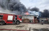 Service auto mistuit de flăcări! Incendiul a pornit de la o mașină aflată în reparații