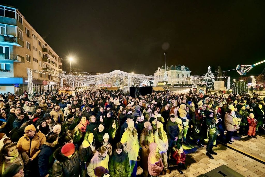 Poza pentru articolul Concert de Crăciun în Piața Primăriei Pitești. Artiști iubiți și atmosferă de sărbătoare!