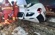 Mașină spulberată de tren! Șofer încarcerat, trafic feroviar blocat