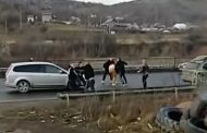 Argeș: Un bărbat a fost snopit în bătaie după o observație în trafic. Trei indivizi reținuți