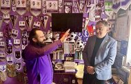 Un secol de FC Argeș, într-un apartament din Pitești. Colecția impresionantă a unui fan alb-violet