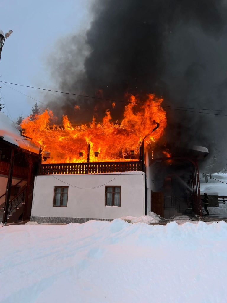 Poza pentru articolul Incendiu într-o gospodărie din Argeș. Pompierii intervin de urgență