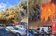 Incendiu de proporții! Flăcările au cuprins un depozit și o parcare