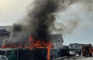 Incendiu puternic într-o gospodărie din Argeș. Flăcările amenință alte două locuințe