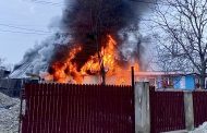 Casă cuprinsă de flăcări într-o comună din județul Argeș. Focul a pornit de la acoperiș