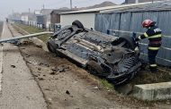 Argeș: Mașină răsturnată, victimă blocată în interior