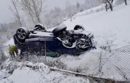 Argeș: Autoturism ieșit în afara carosabilului. Trei persoane rănite, printre care doi copii