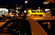 Taximetrist atacat de trei adolescenți! Unul l-a înjunghiat în față