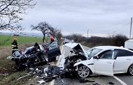 Accident cu două autoturisme implicate. Victime blocate în mașină