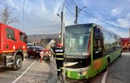Acum, în Argeș: Accident între un autoturism și un autobuz