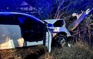 Ultima oră! Accident grav, a intrat cu mașină într-un copac
