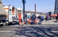 Femeie lovită de un camion pe trecerea de pietoni!