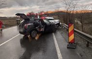 Trafic blocat! Trei persoane grav rănite după impactul dintre două autoturisme