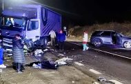 Accident între un camion încărcat și un autoturism. Trafic blocat