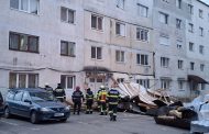 Acum! Acoperișul unui bloc, prăbușit peste autoturisme