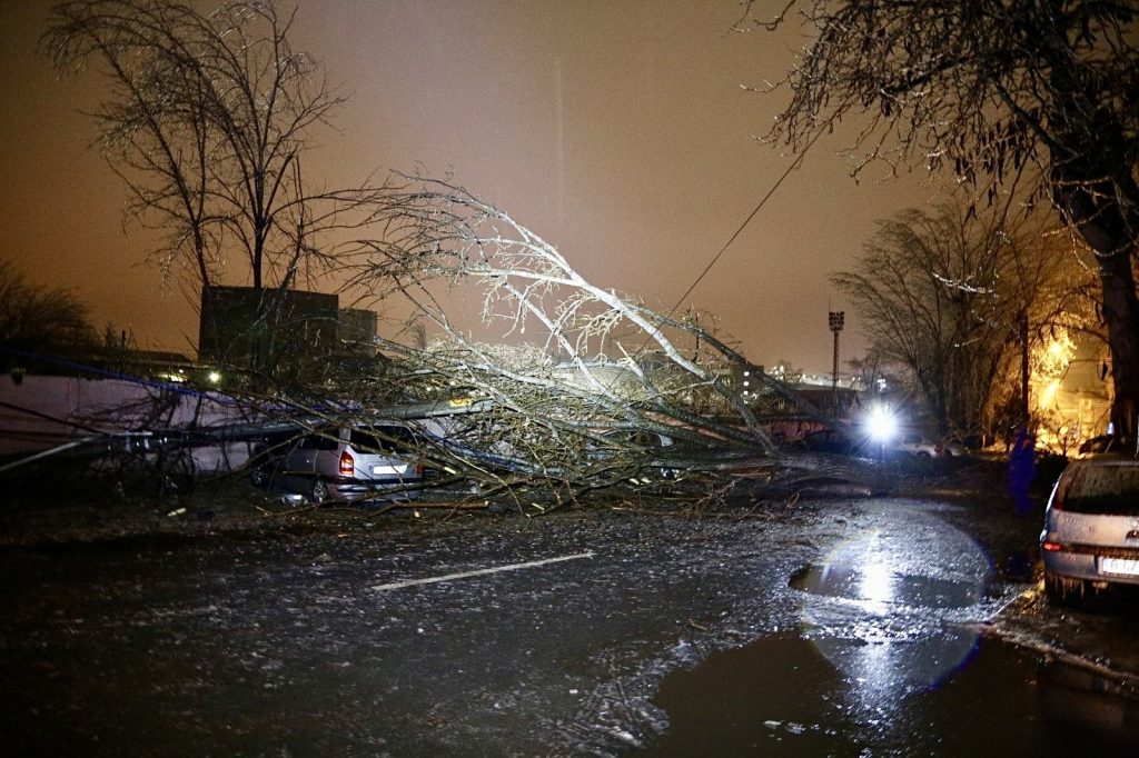 Poza pentru articolul Ultima oră, în Argeș: Autoritățile sunt mobilizate pentru fenomene meteo severe