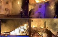 Flăcări uriașe într-o gospodărie din Argeș! Pompierii luptă să salveze casele din jur