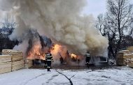 Incendiu în curtea unei fabrici!