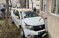 A intrat cu taxiul în balconul unui bloc de locuințe!