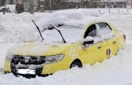 A fost găsit fără suflare într-un taxi!