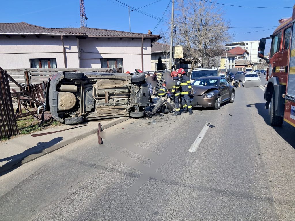 Accident cu victime în Pitești. Trei autoturisme implicate