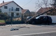 Ultima oră! Accident grav. A lovit gardul și un stâlp de beton
