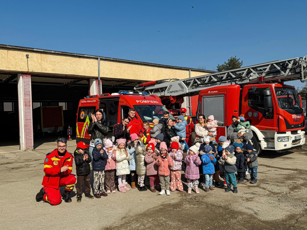 Poza pentru articolul Copiii de la Akademy Babygarten au pășit în lumea pompierilor ISU Argeș