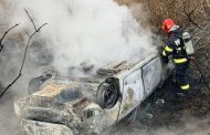 Ultima oră! Mașină răsturnată și mistuită de flăcări