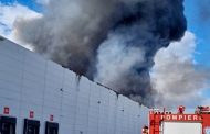 Incendiu la o hală din Argeș. Flăcările au cuprins acoperișul