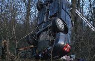 A pierdut controlul volanului și a ajuns cu mașina într-un copac