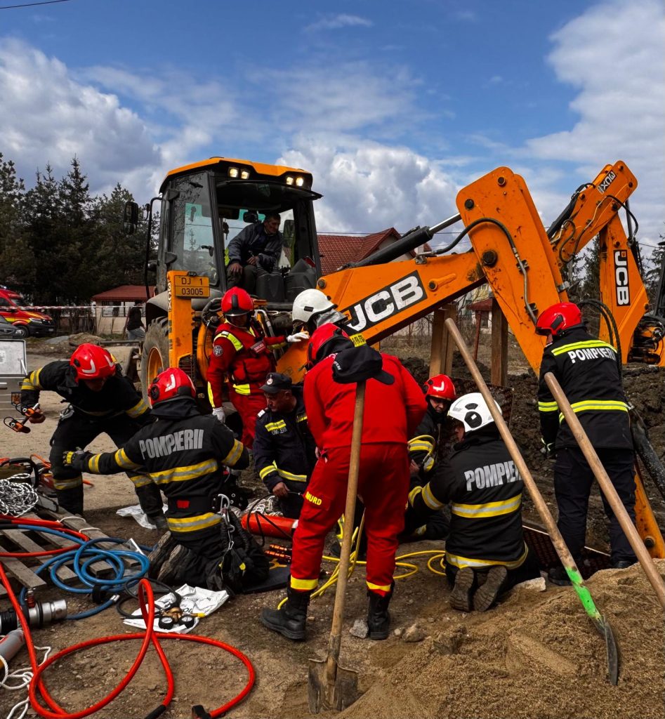 Poza pentru articolul Muncitor înghițit de pământ la Bascov: rețeaua de canalizare i-a devenit mormânt