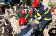 Argeș: Bărbat prins sub dărâmături, se efectuează manevre de resuscitare