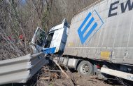 Ultima oră! TIR răsturnat în afara carosabilului