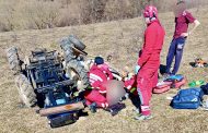 Ultima oră! Bărbat în stare gravă după ce s-a răsturnat cu tractorul