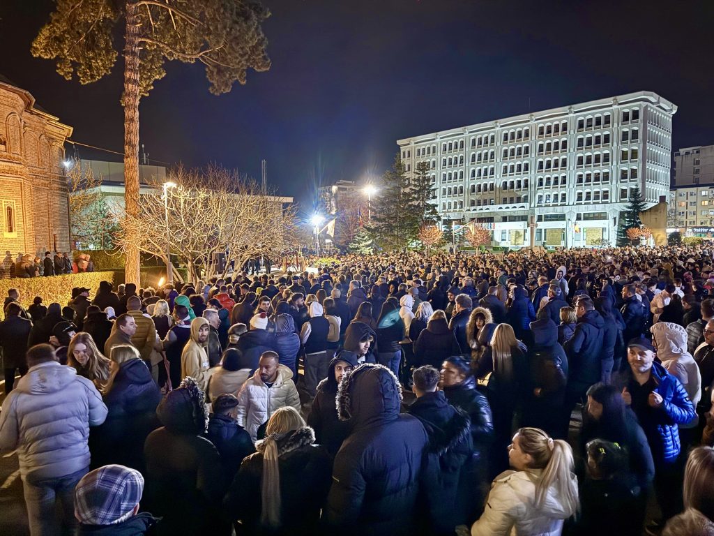 Poza pentru articolul Învierea Domnului, sărbătorită cu emoție în centrul Piteștiului. Mii de oameni, un singur glas: „Hristos a Înviat!”