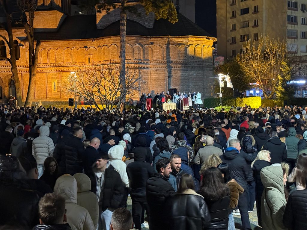 Poza pentru articolul Învierea Domnului, sărbătorită cu emoție în centrul Piteștiului. Mii de oameni, un singur glas: „Hristos a Înviat!”