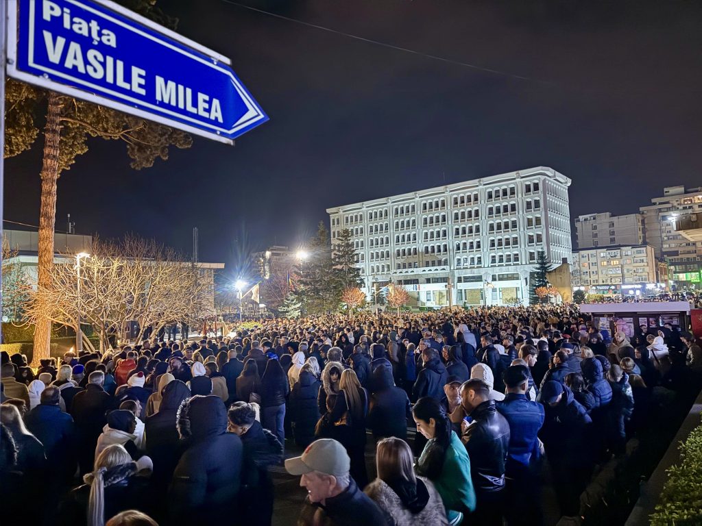 Poza pentru articolul Învierea Domnului, sărbătorită cu emoție în centrul Piteștiului. Mii de oameni, un singur glas: „Hristos a Înviat!”