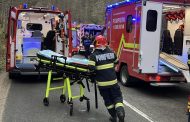 Accident provocat de o șoferiță care a intrat pe contrasens. Trei victime în stare critică