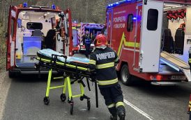 Accident provocat de o șoferiță care a intrat pe contrasens. Trei victime în stare critică