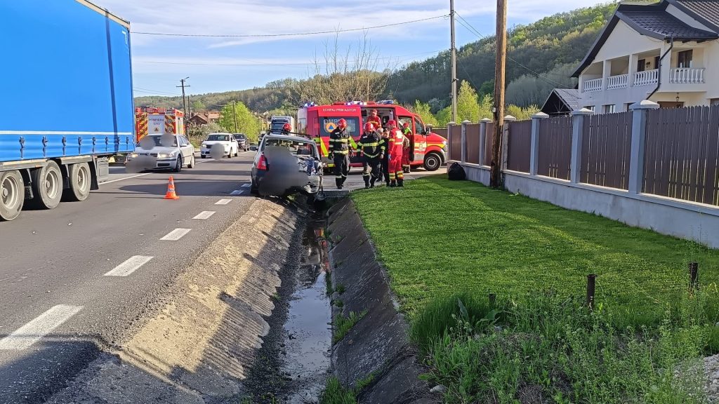 Poza pentru articolul Argeș: Accident între un camion și un autoturism. O persoană transportată la spital