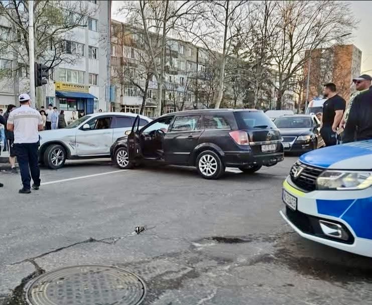 Poza pentru articolul Acum! Accident cu victime în Pitești. Trafic blocat