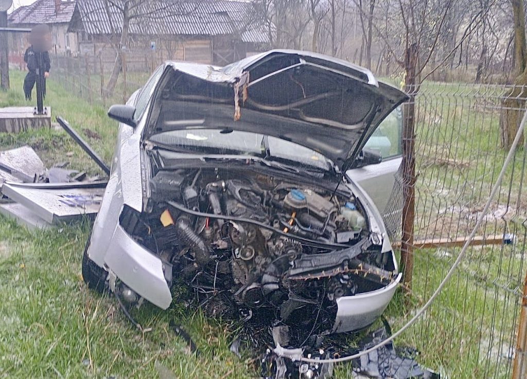 Poza pentru articolul Acum! Accident în județul Argeș, o mașină a intrat în parapet