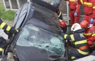 Acum, în Argeș: Mașină intrată într-un cap de pod